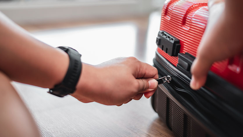 cómo cambiar la combinación de una maleta